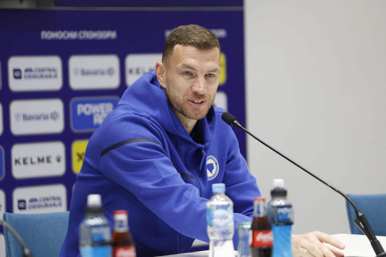 Schalke-Stürmer Edin Dzeko will mit Bosnien zur WM. © ANSA / AMER KAJMOVIC