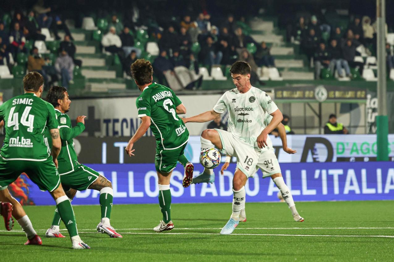 Simone Tronchin (am Ball), Mittelfeldstratege beim FC Südtirol.