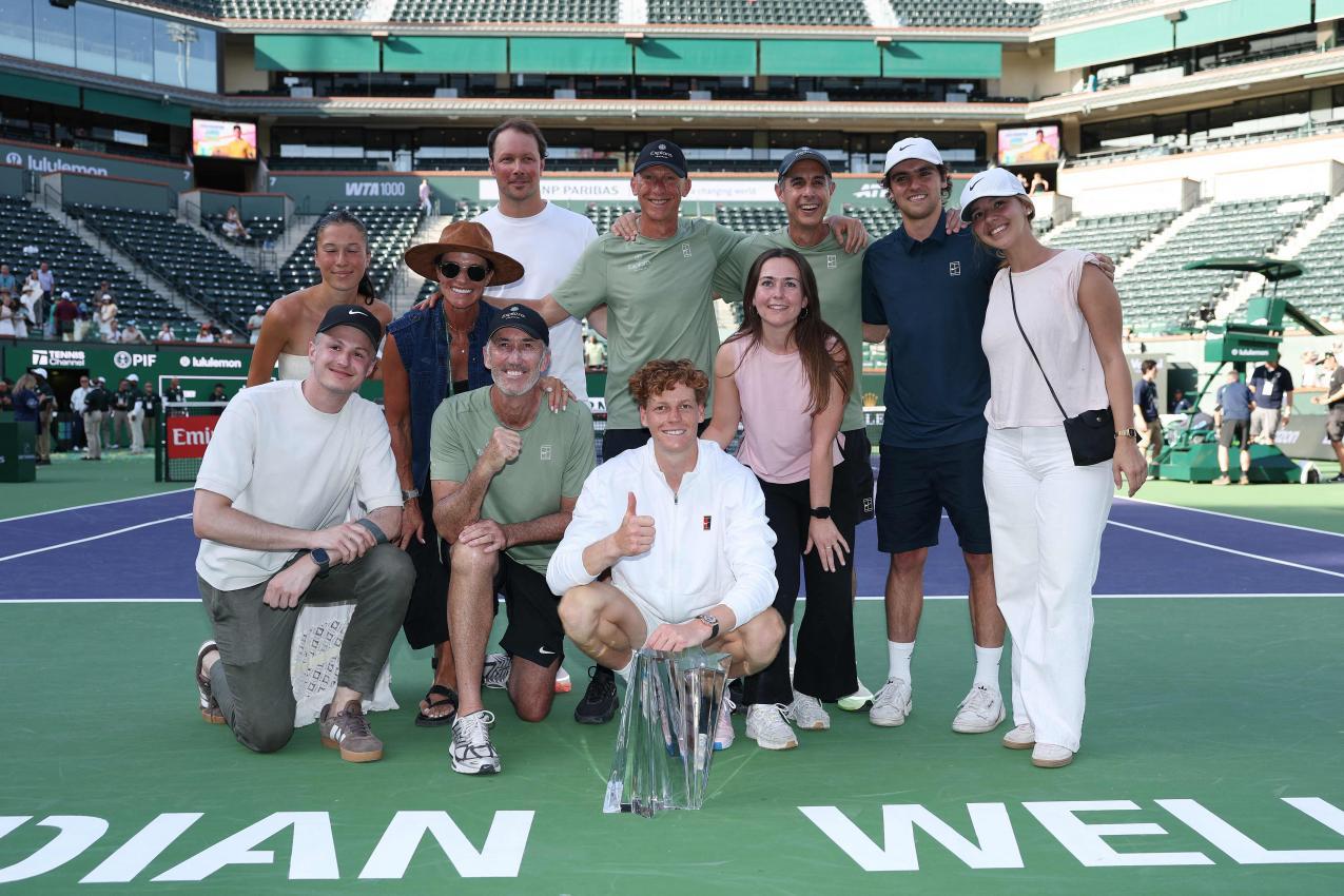 Sinner feiert seinen Triumph mit dem Team und einigen Freunden, die in Indian Wells dabei waren. © APA / CLIVE BRUNSKILL