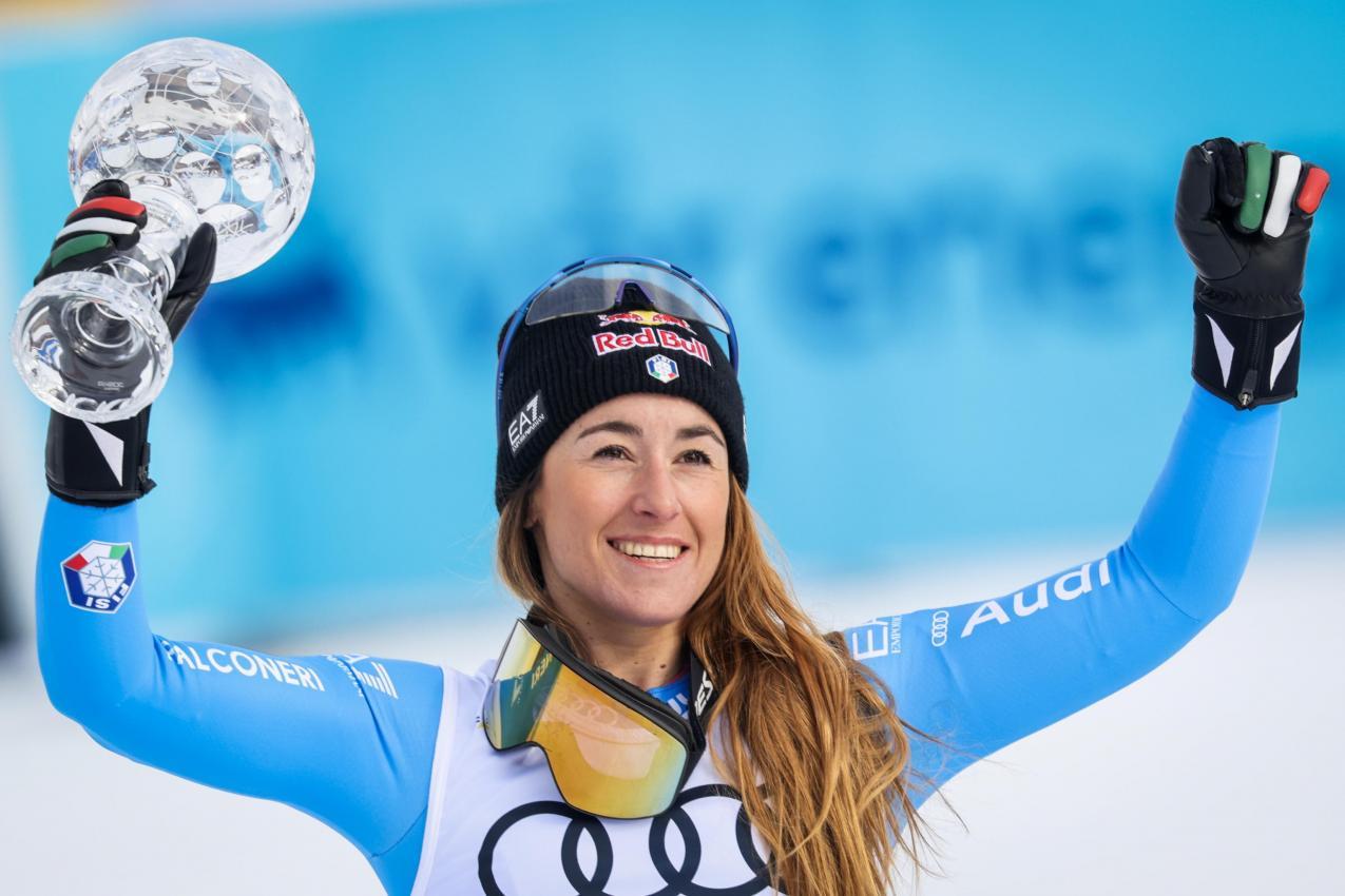 Sofia Goggia freut sich über ihre Kristallkugel. © ANSA / Geir Olsen
