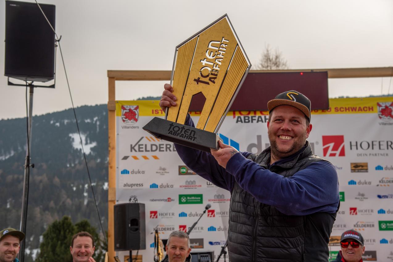 Stefan Stofner stämmte die begehrte Trophäe in die Höhe. © Gruber