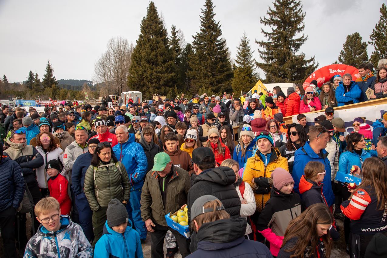 Viele Zuschauer säumten den Zielraum. © Gruber