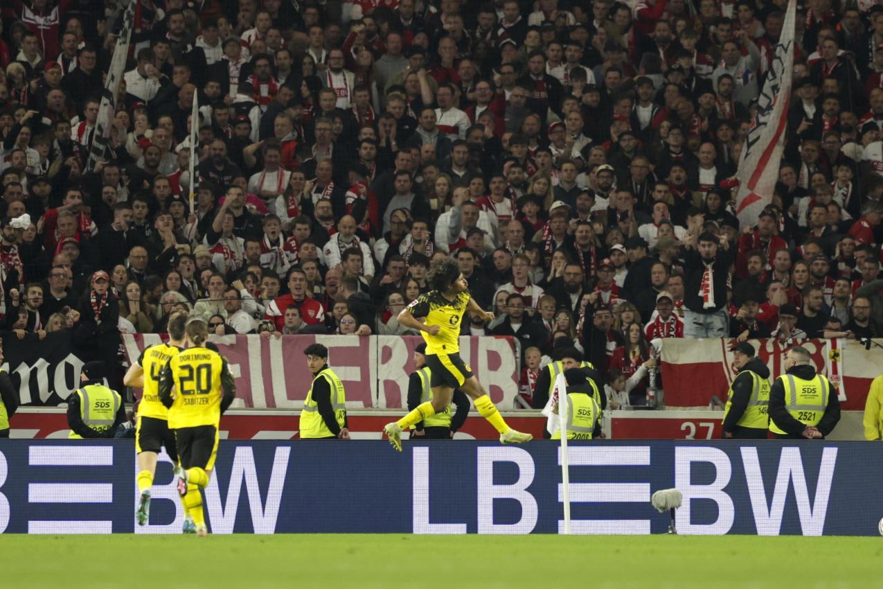 Adeyemi jubelt vor den Stuttgarter Fans. © ANSA / CHRISTOPHER NEUNDORF