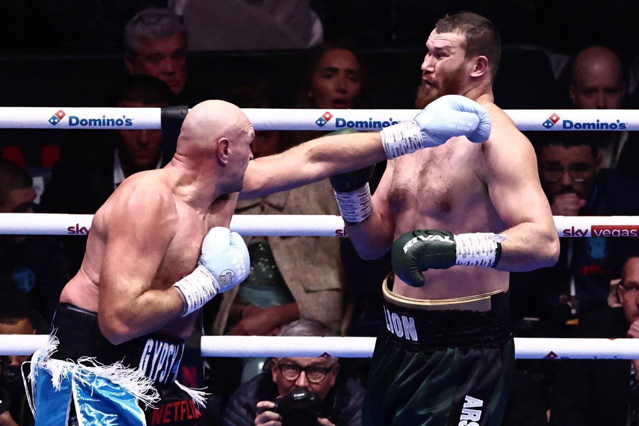Arslanbek Machmudow (r.) hatte wenig Chancen gegen Fury. © APA/afp / HENRY NICHOLLS