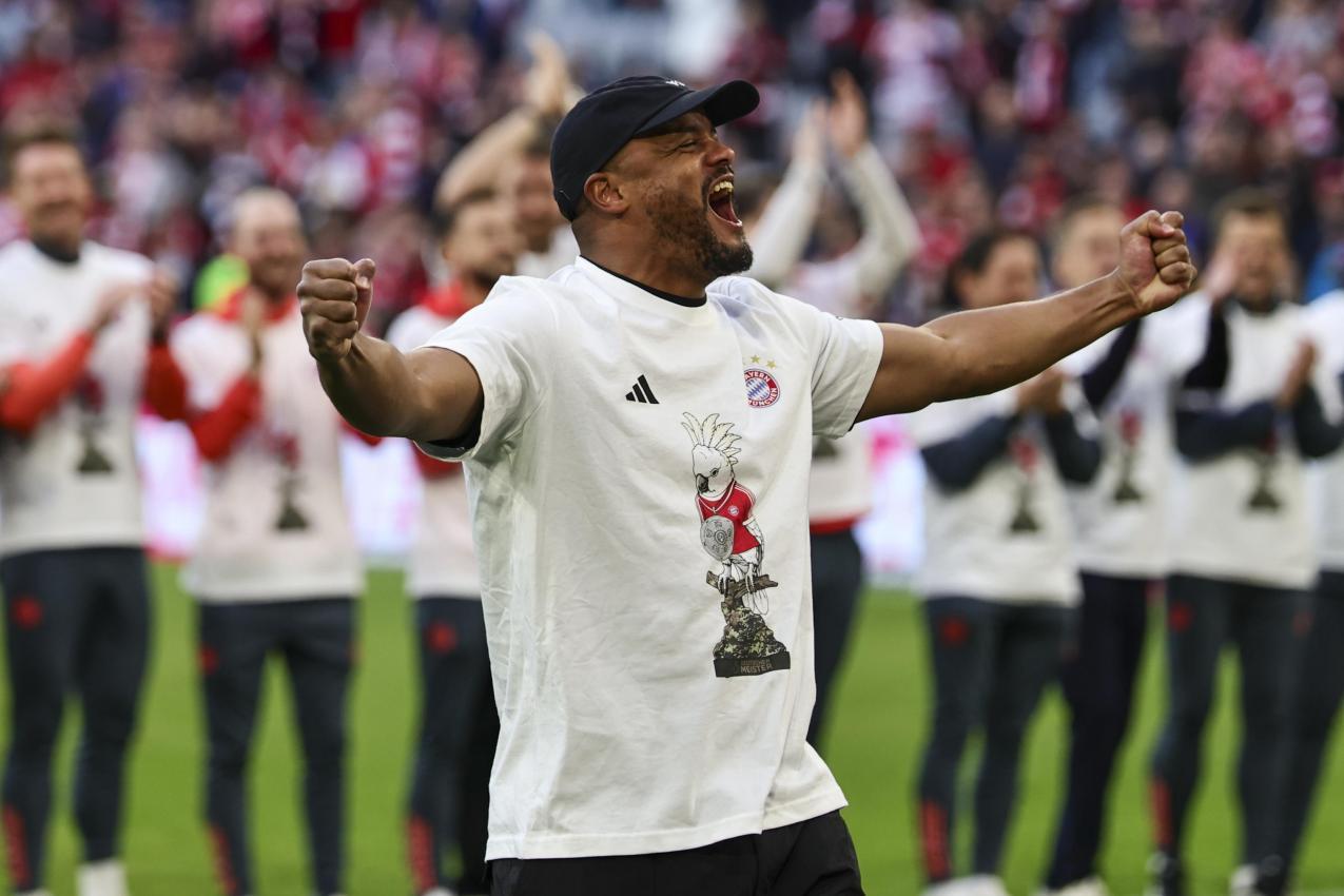 Auch auf den neuen Meister-T-Shirts der Bayern (hier Trainer Vincent Kompany) ist der Kakadu zu sehen. © ANSA / RONALD WITTEK