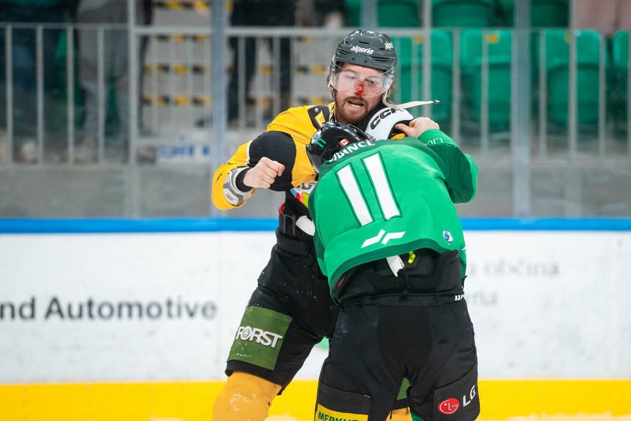 Auch Pustertals Austin Osmanski (in Gelb) ließ die Handschuhe fallen. © Domen Jancic