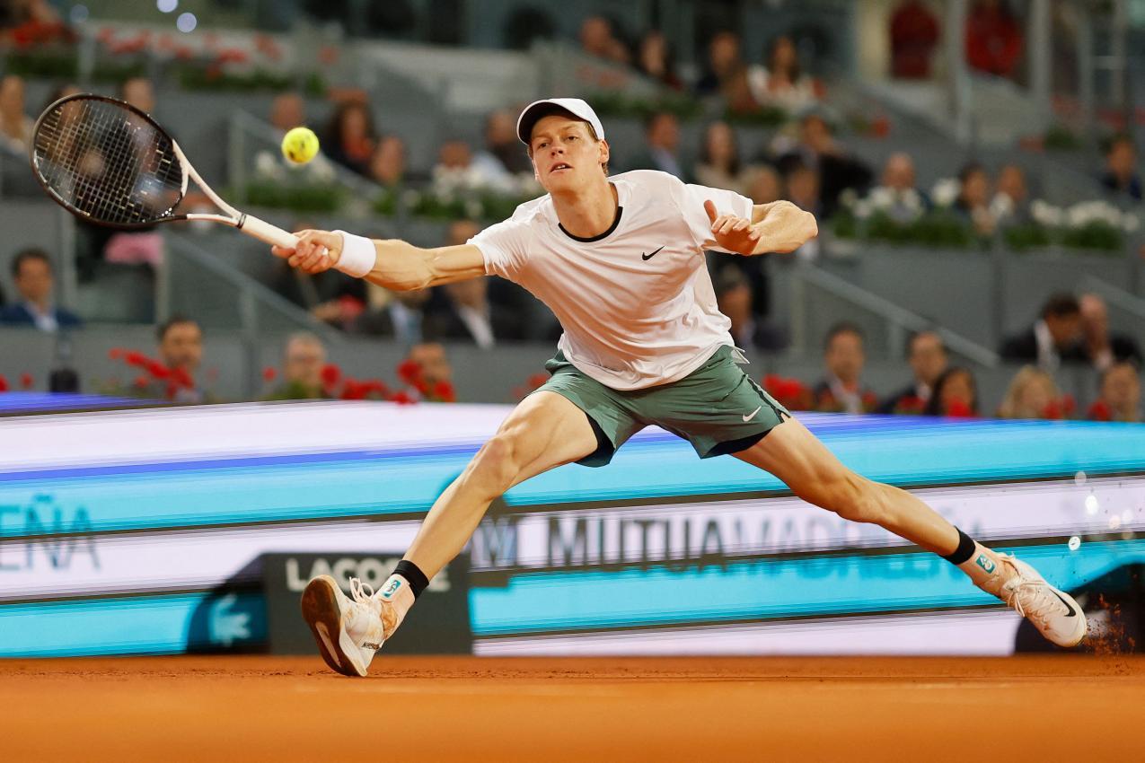 In Madrid kam Sinner (hier vor zwei Jahren) noch nie über das Viertelfinale hinaus. © APA/afp / OSCAR DEL POZO