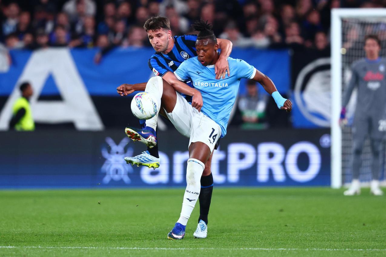Berat Djimsiti and Lazioís Tijjani Noslin (vorne) im Duell um den Ball. © ANSA / MICHELE MARAVIGLIA