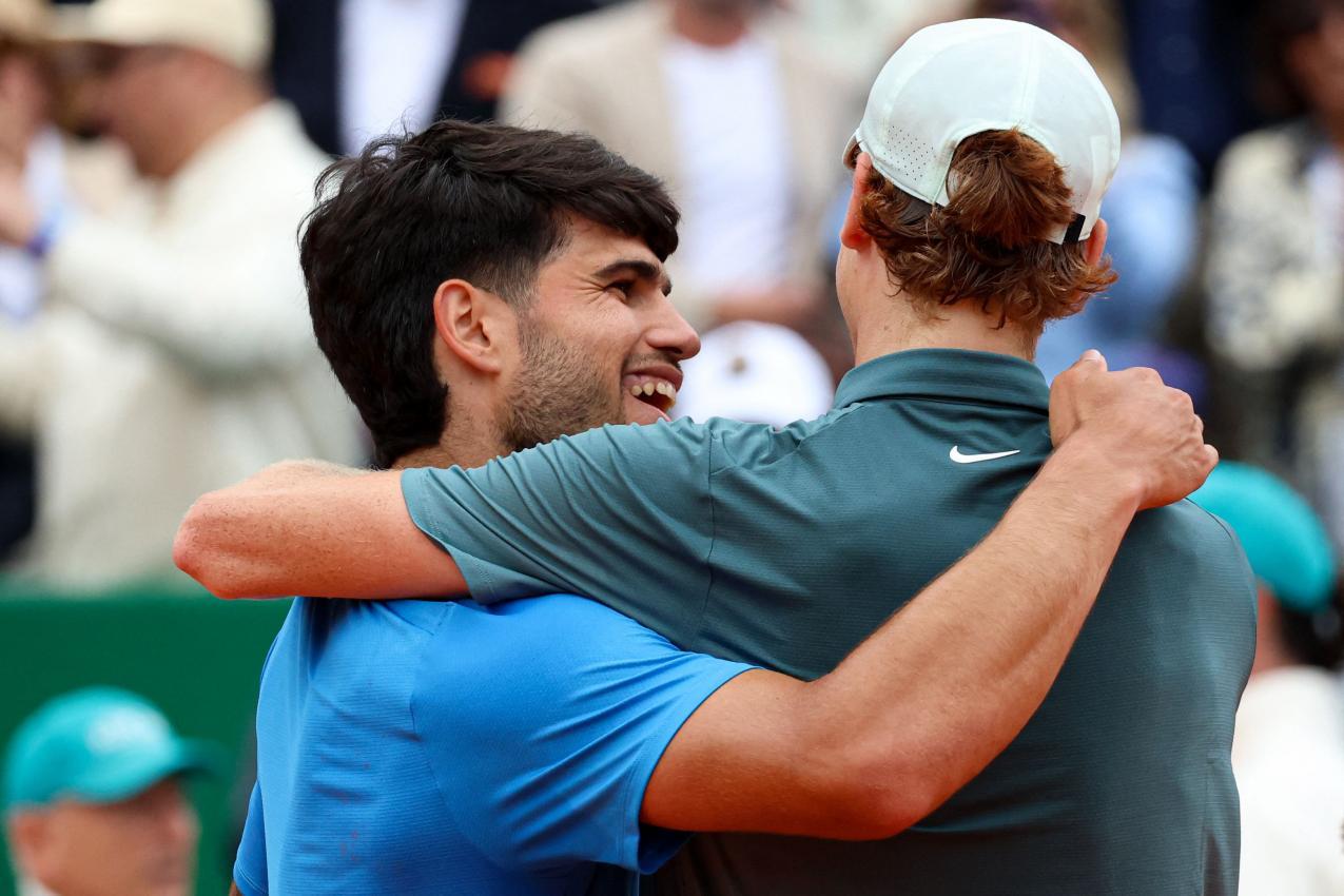 Carlos Alcaraz (links) gratuliert seinem Rivalen Jannik Sinner. © APA/afp / VALERY HACHE