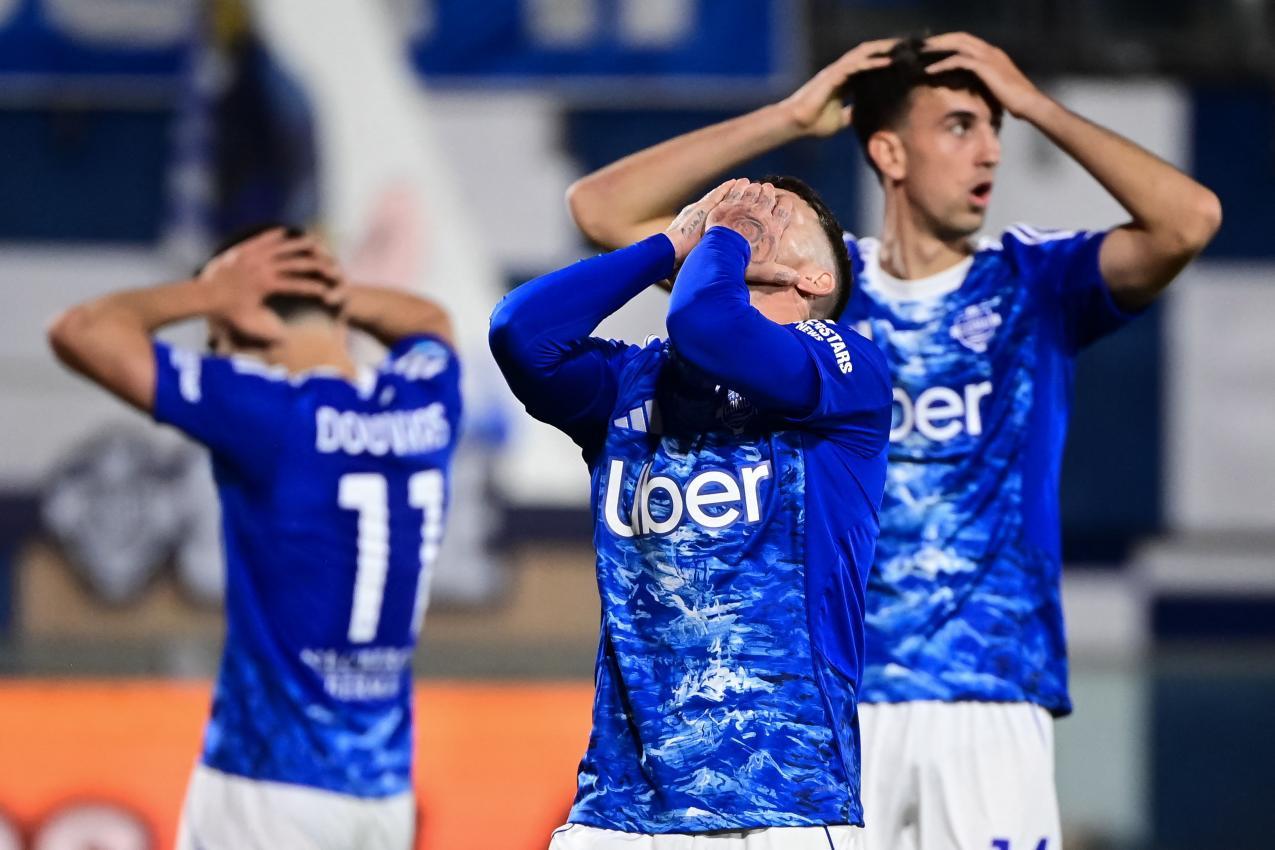 Comos Spieler verstanden die Welt nicht mehr. © APA/afp / PIERO CRUCIATTI