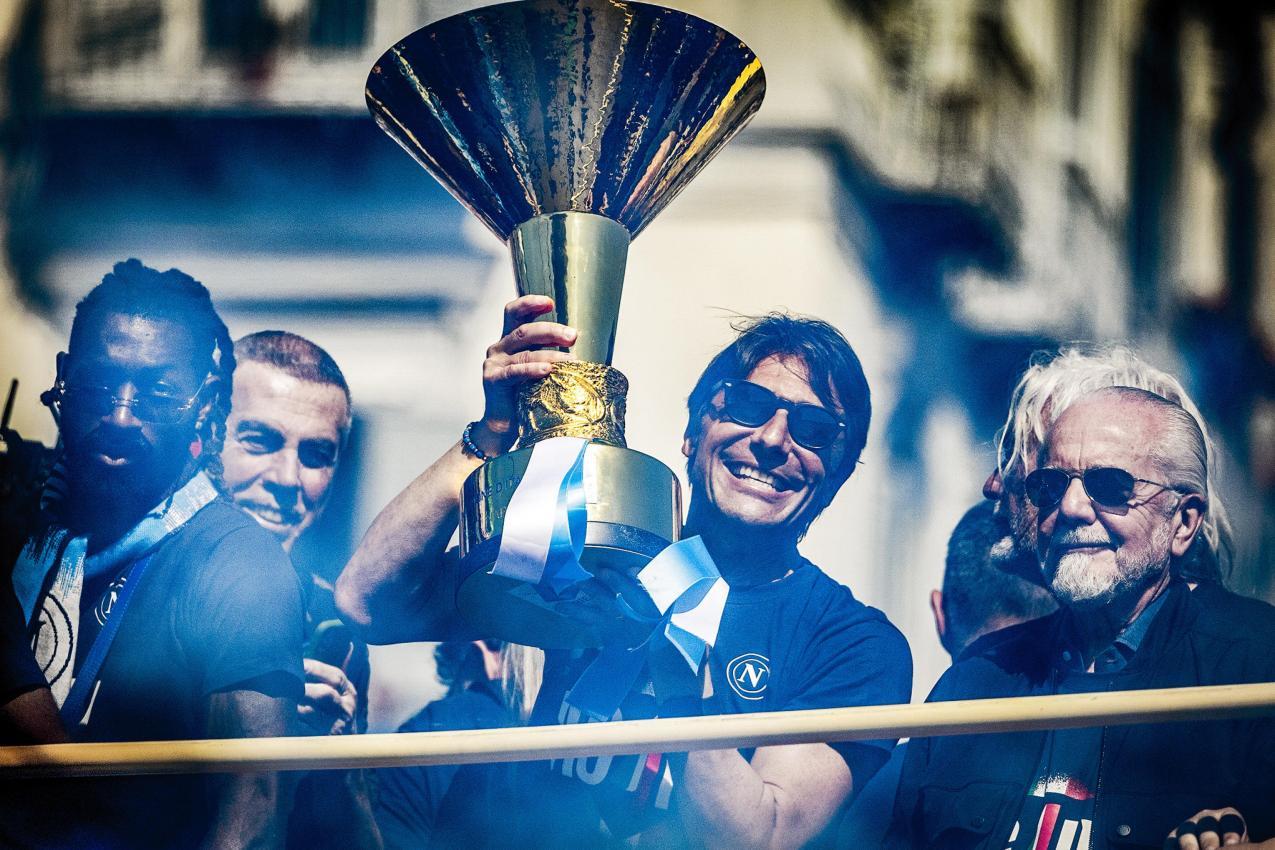 Conte nach dem Gewinn der Meisterschaft im Vorjahr. Rechts: Aurelio De Laurentiis. © ANSA / 111