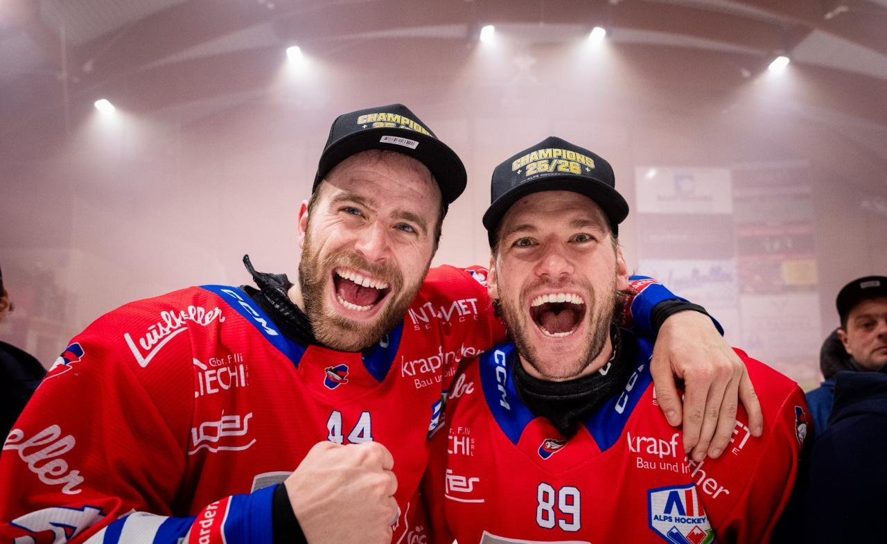 Davide Schiavone (links) feiert den Titelgewinn mit Hannes Kasslatter. © Matthäus Kostner