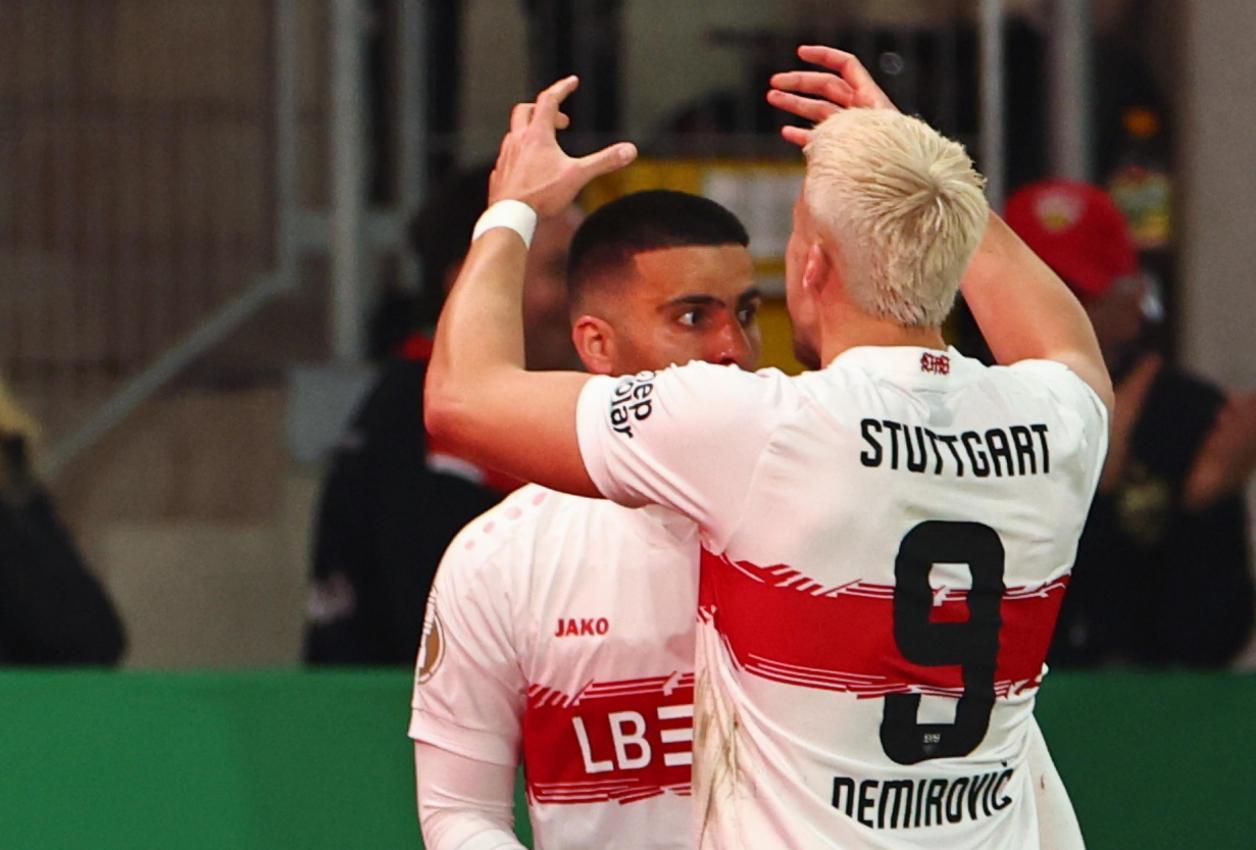 Deniz Undav und Ermedin Demirovic bejubeln den Ausgleich. © ANSA / ANNA SZILAGYI