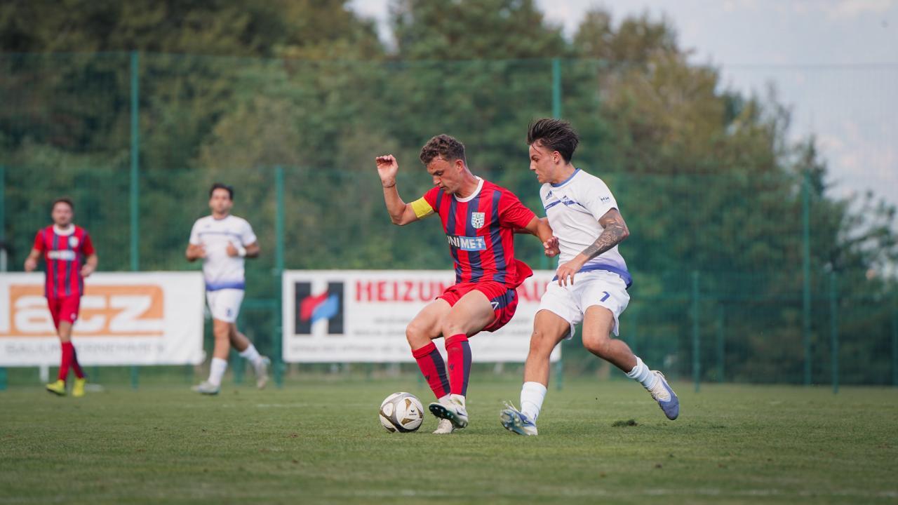 Der Ahrntaler David Zimmerhofer (l.) gegen Jacopo Pecoraro von St. Pauls: Beide Vereine sind höchst abstiegsgefährdet. © T. Debelyak