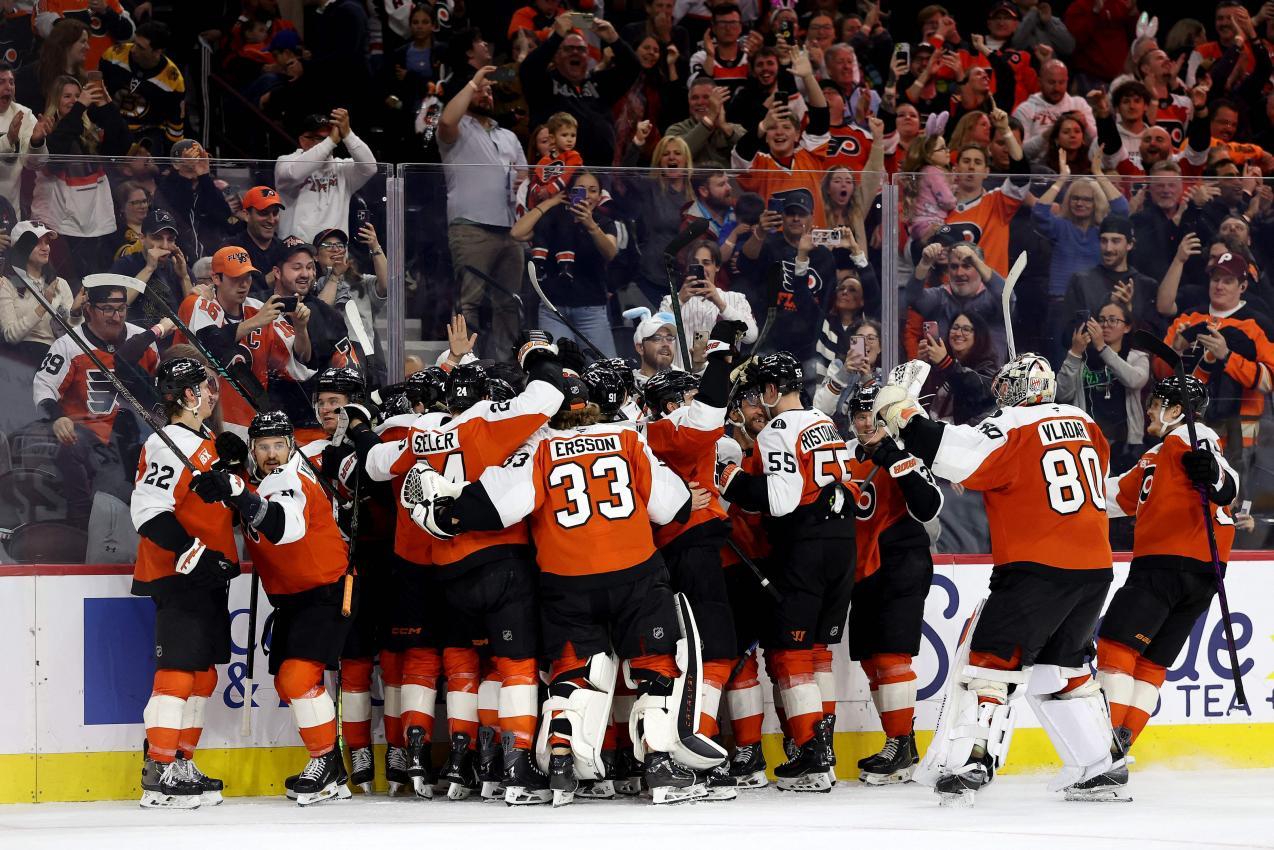 Der Jubel der Philadelphia Flyers über den Overtime-Sieg. © APA / EMILEE CHINN