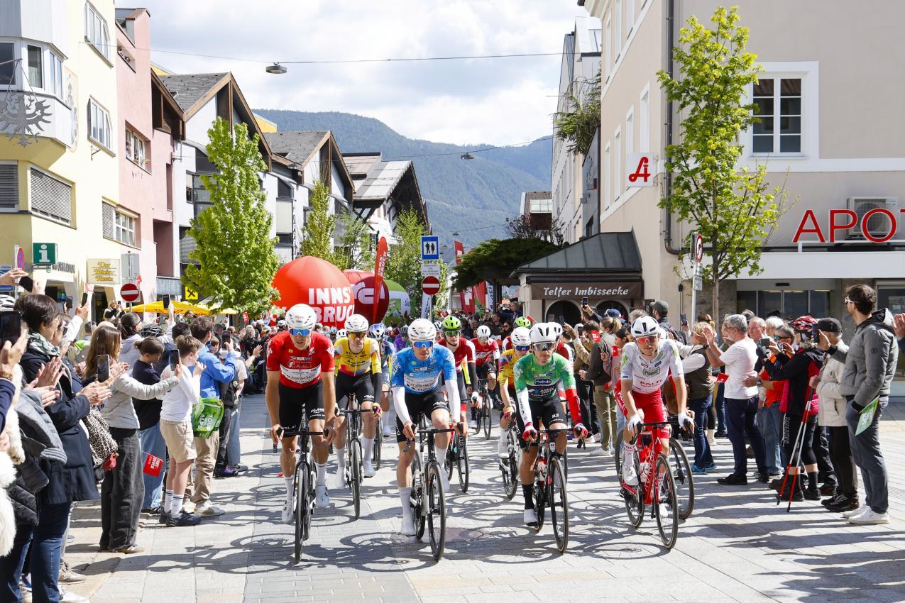 Der Start erfolgte am Dienstag in Telfs, also gut 20 km von  Innsbruck entfernt. © BettiniPhoto© / Massimo Fulgenzi / SprintCycling