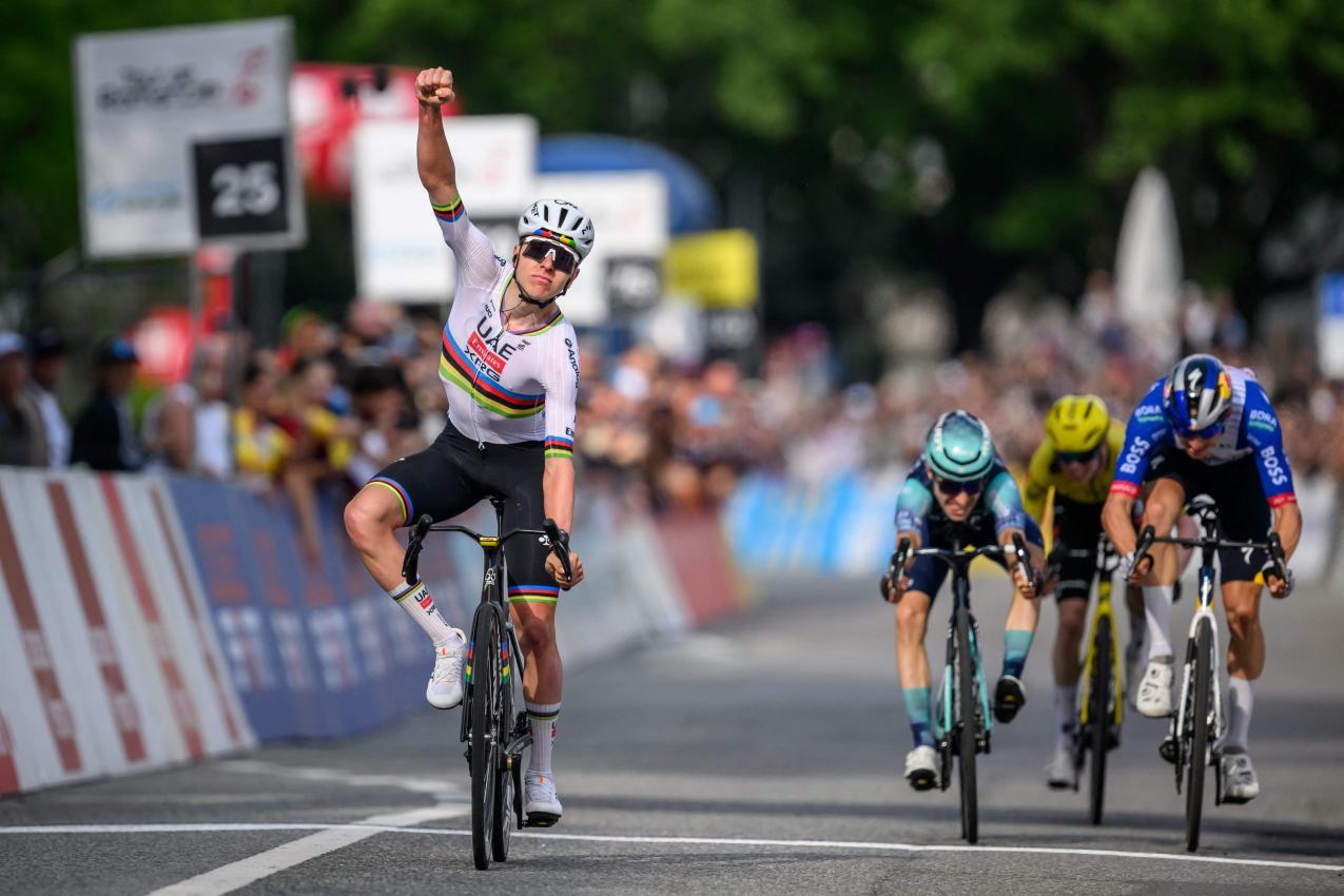 Die Konkurrenz musste im Schlusssprint dem Slowenen hinterher schauen. © APA/afp / FABRICE COFFRINI