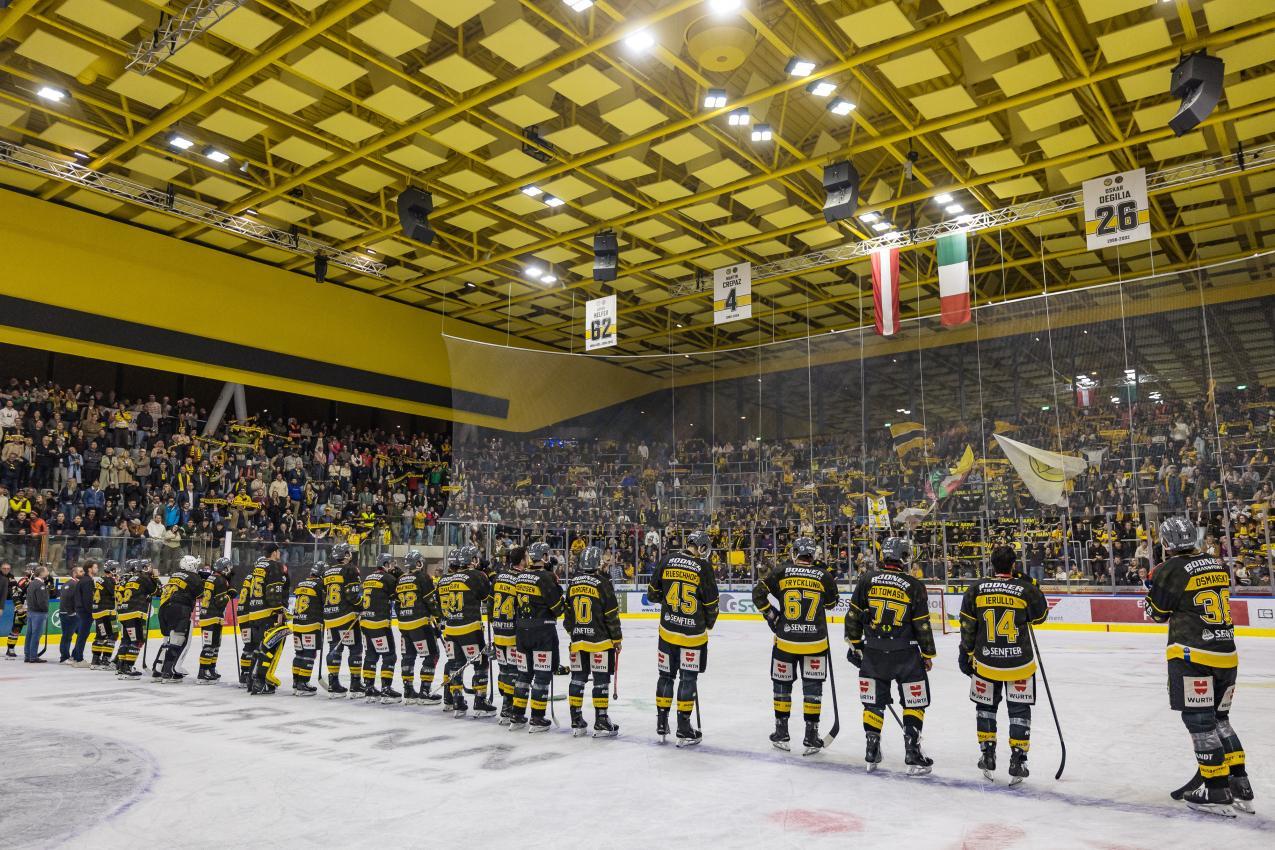 Die Pusterer Fans spendeten ihren Lieblingen Trost. © APA / EXPA/ JOHANN GRODER