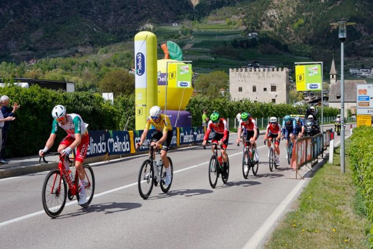Die Stars radeln derzeit durch Südtirol – wie hier am Dienstag zwischen Goldrain und Morter. © Tour of the Alps