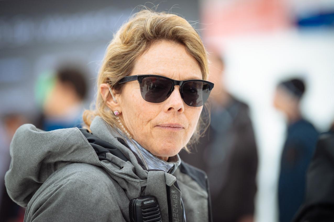 Eileen Shiffrin ist nicht nur die Mama von Mikaela, sondern auch ihre ständige Begleiterin im Ski-Zirkus. © AFP / JURE MAKOVEC