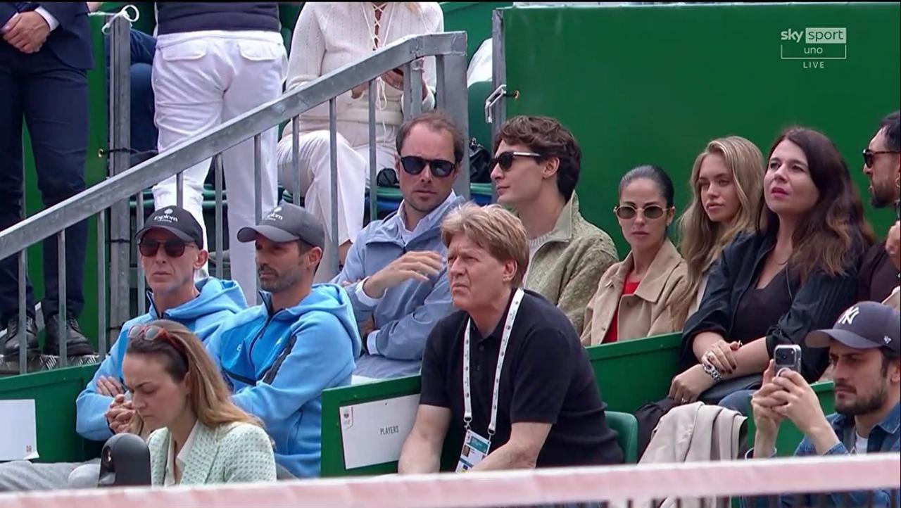 Ein Blick in die Sinner-Box: Hinten von links Alex Vittur, George Russell, Carmen Mundt und Laila Hasanovic. Rechts vorne blickt Sinners Papa Hanspeter gespannt auf das Geschehen.