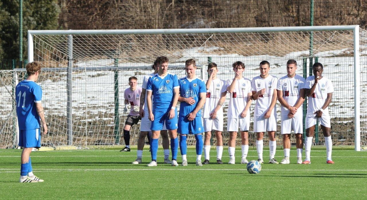 Ein Spezialist für die Freistöße: Philipp Piffrader (ganz links). © David Laner