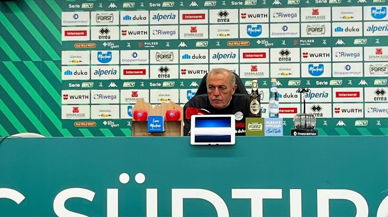 Fabrizio Castori präsentierte sich mit finsterer Miene am Rednerpult.