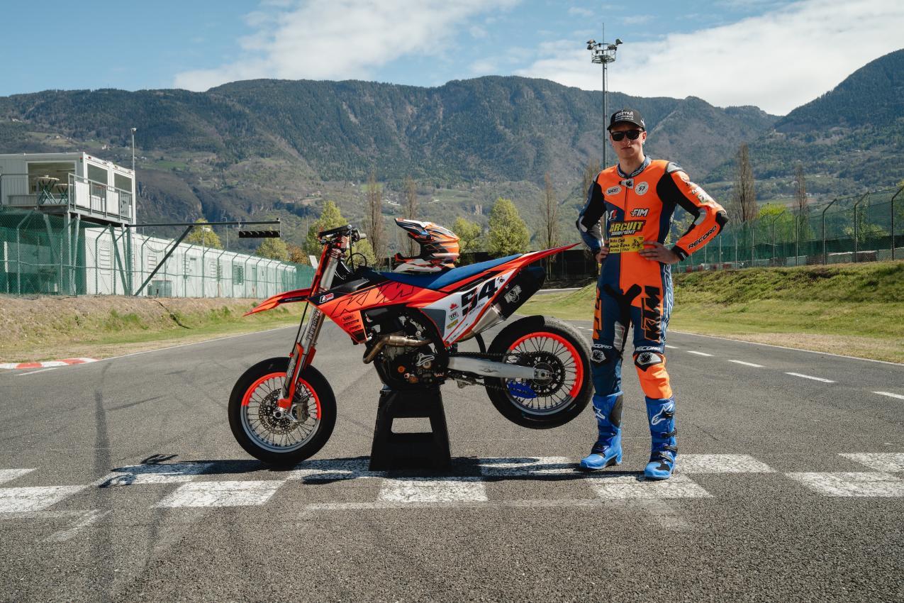 Felix Wegscheider mit seiner KTM.