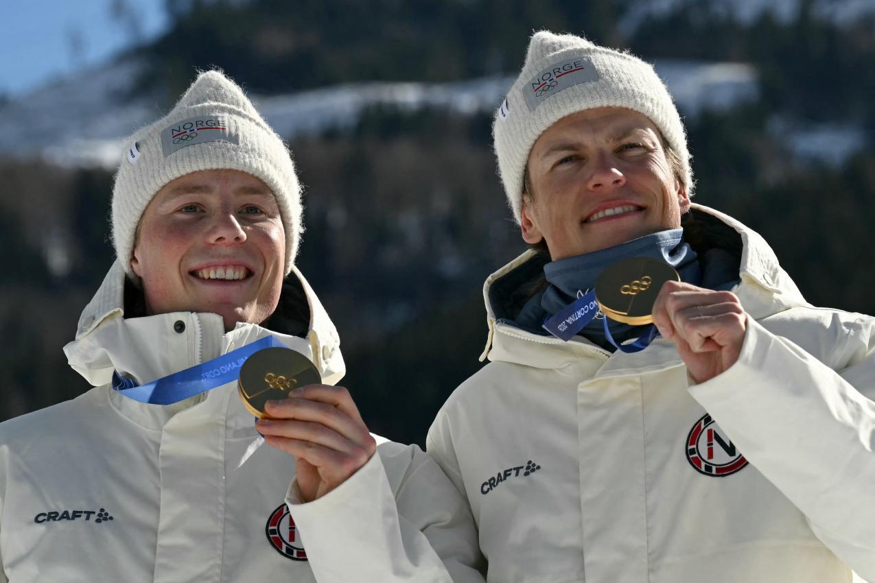 Gemeinsam mit Johannes Høsflot Klæbo holte Hedegart Gold bei Olympia. © AFP / JAVIER SORIANO