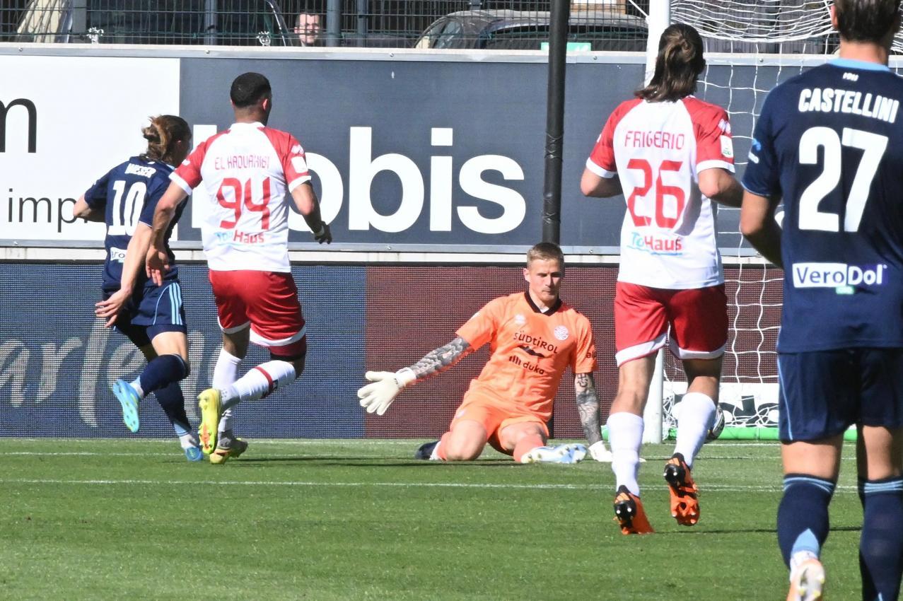 In dieser Szene schiebt der Grödner Mantova-Spieler David Wieser zum 3:0 ein © DLife