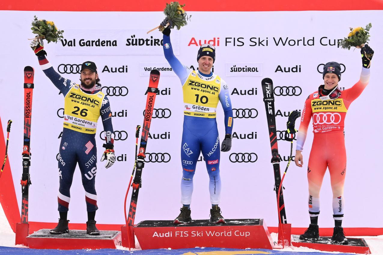 Jared Goldberg (links) auf dem Podest mit Mattia Casse (Mitte) und Marco Odermatt. © APA/afp / MARCO BERTORELLO