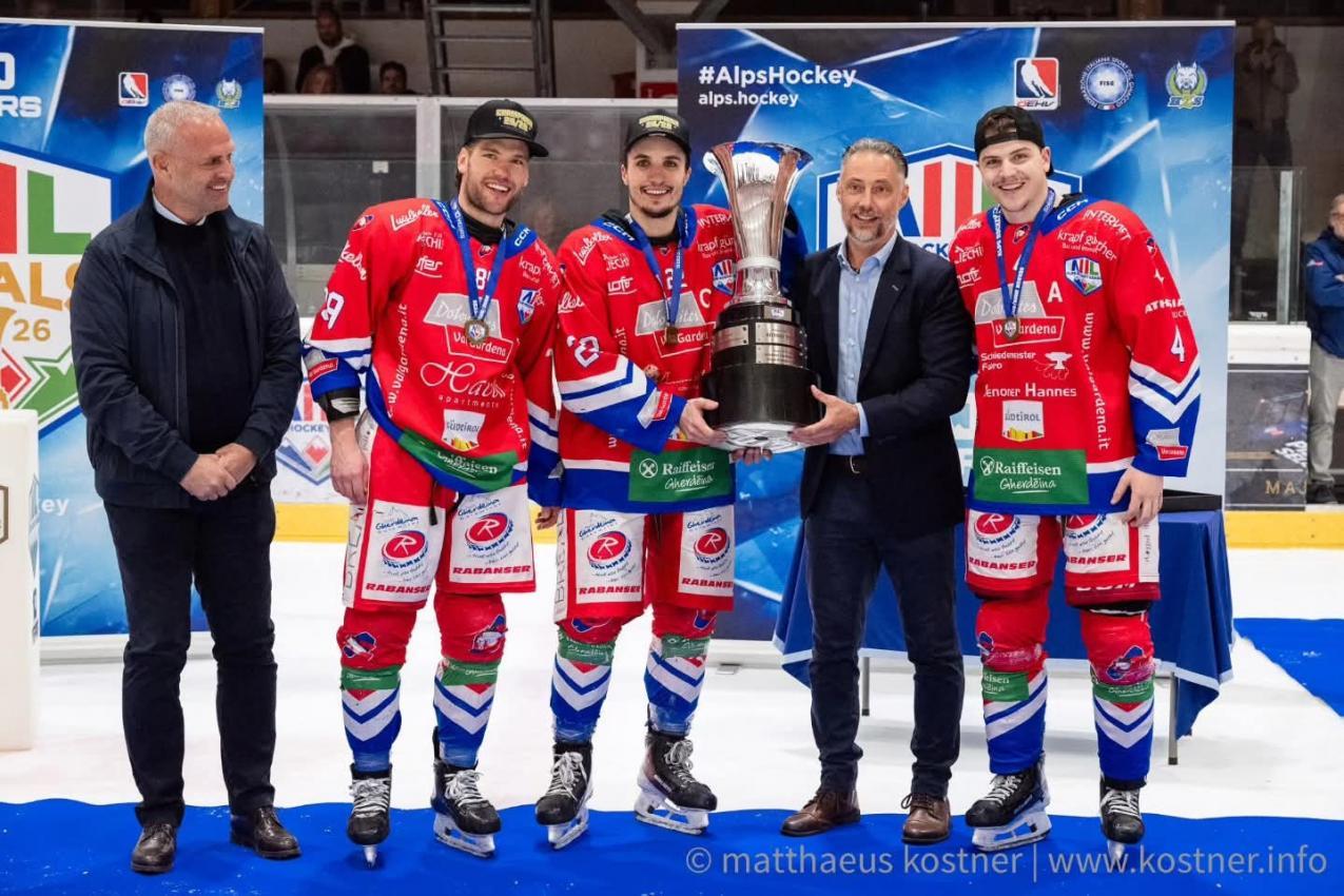 Kapitän Simon Pitschieler nimmt den Pokal entgegen © Mattheus Kostner