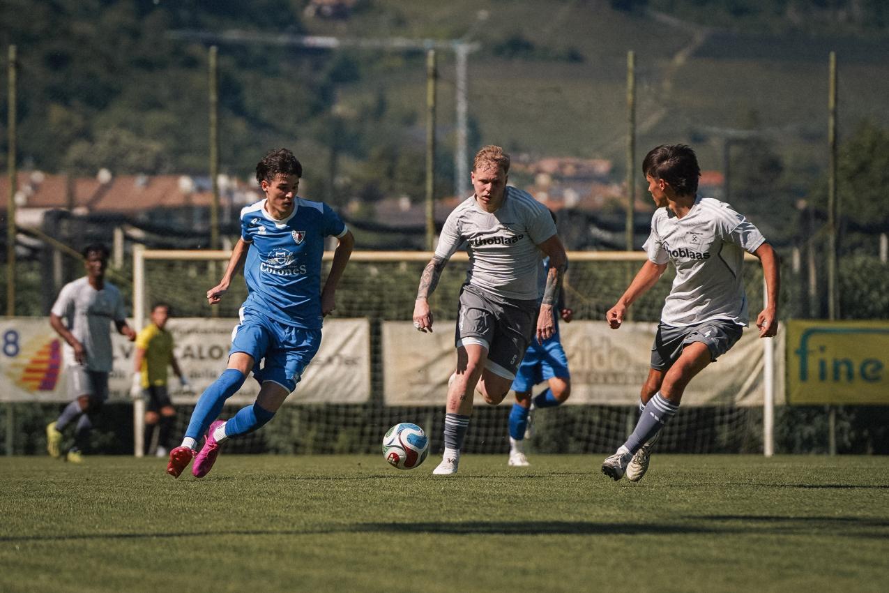 Kaum zu halten: Brunecks Felix Gräber (links). © T. Debelyak