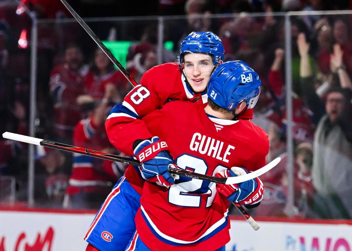 Lane Hutson (links) erzielte den Siegtreffer für Montreal. © APA / MINAS PANAGIOTAKIS