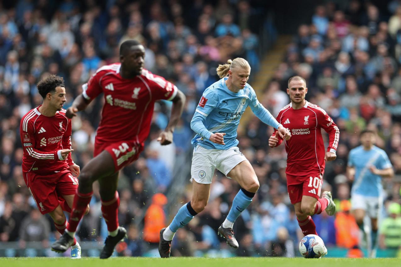 Liverpool kassierte gegen Manchester City eine Schlappe. © APA/afp / DARREN STAPLES