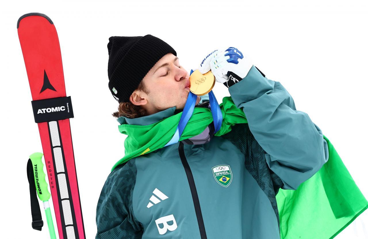 Lucas Pinheiro Braathen mit der olympischen Goldmedaille in Bormio. © ANSA / ANNA SZILAGYI