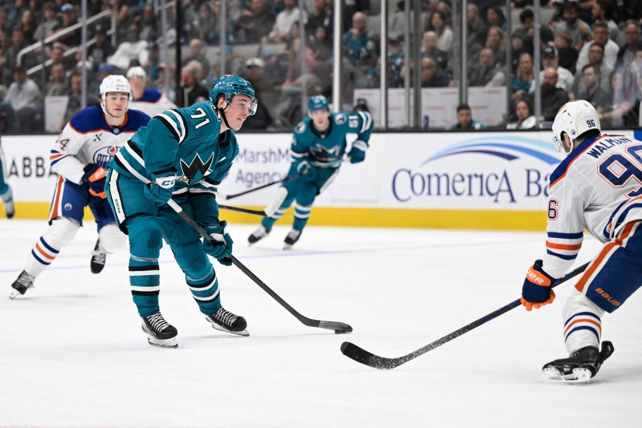Macklin Celebrini traf für die Sharks und lobte Connor McDavid. © APA / EAKIN HOWARD