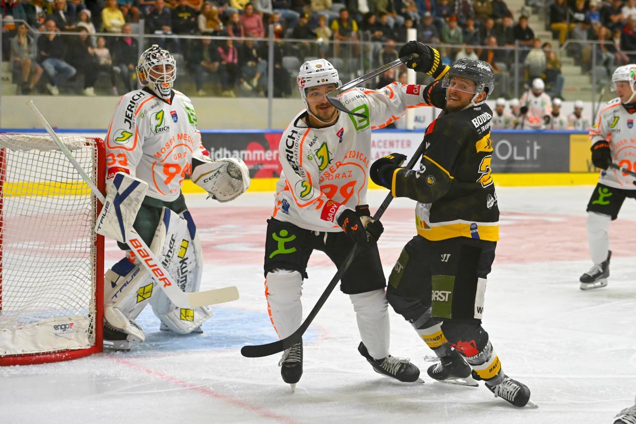 Matthias Mantinger (Pustertal, rechts) im Zweikampf mit Frank Hora (Graz, zweiter von links). © Foppa Iwan - HC Pustertal