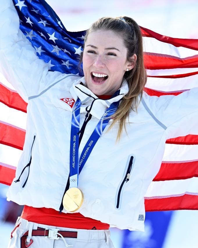 Mikaela Shiffrin strahlt nach ihrer Goldmedaille bei den Olympischen Spielen. © APA / HANS KLAUS TECHT