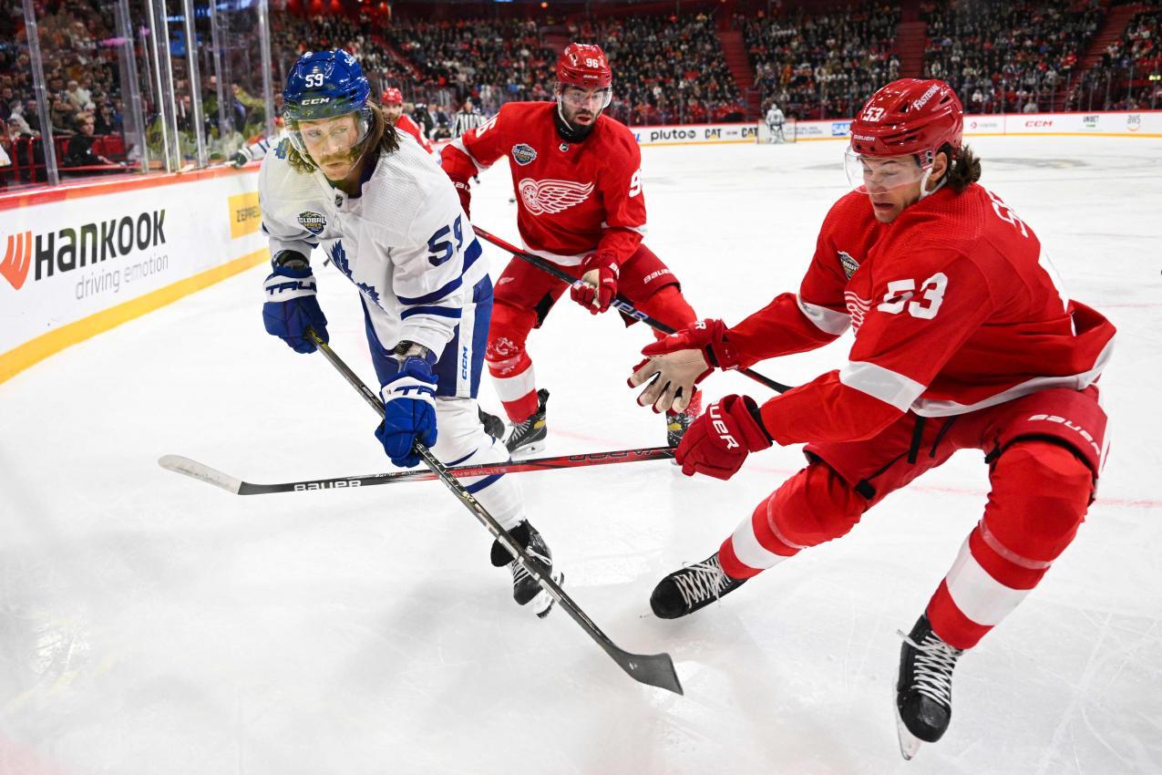 Moritz Seider (r.) ist auch in den Special Teams ein wichtiger Bestandteil. © APA/afp / JONATHAN NACKSTRAND