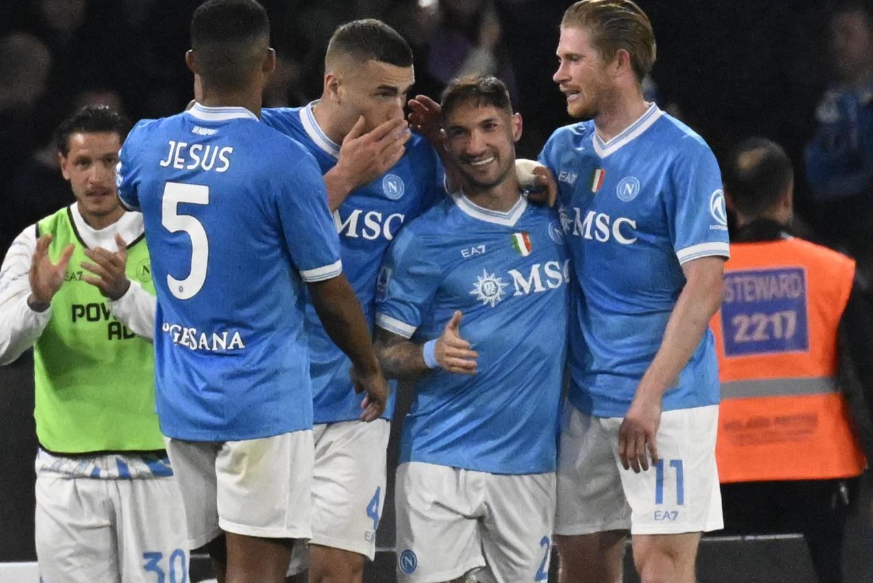 Napoli jubelt mit Matteo Politano (2.v.r.), der den Siegtreffer erzielte. © ANSA / CIRO FUSCO