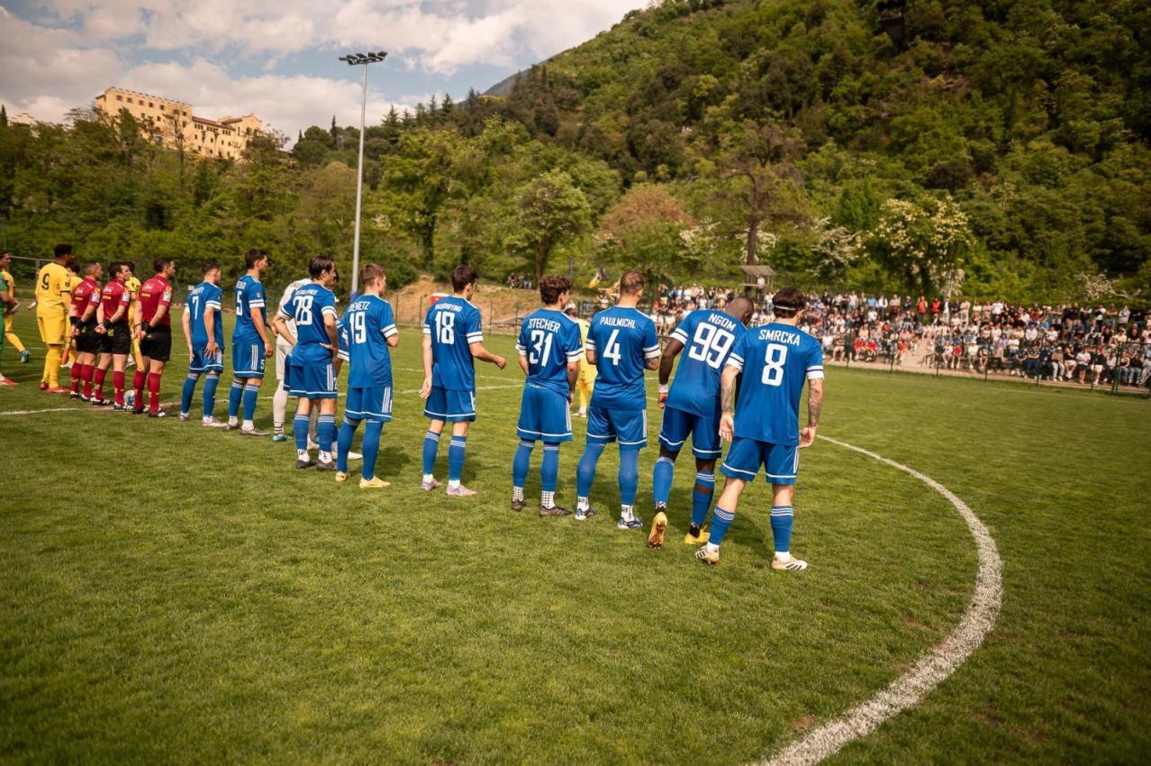 Obermais (in blau) konnte seine Überzahl nicht ausnutzen. © Martin Schwienbacher
