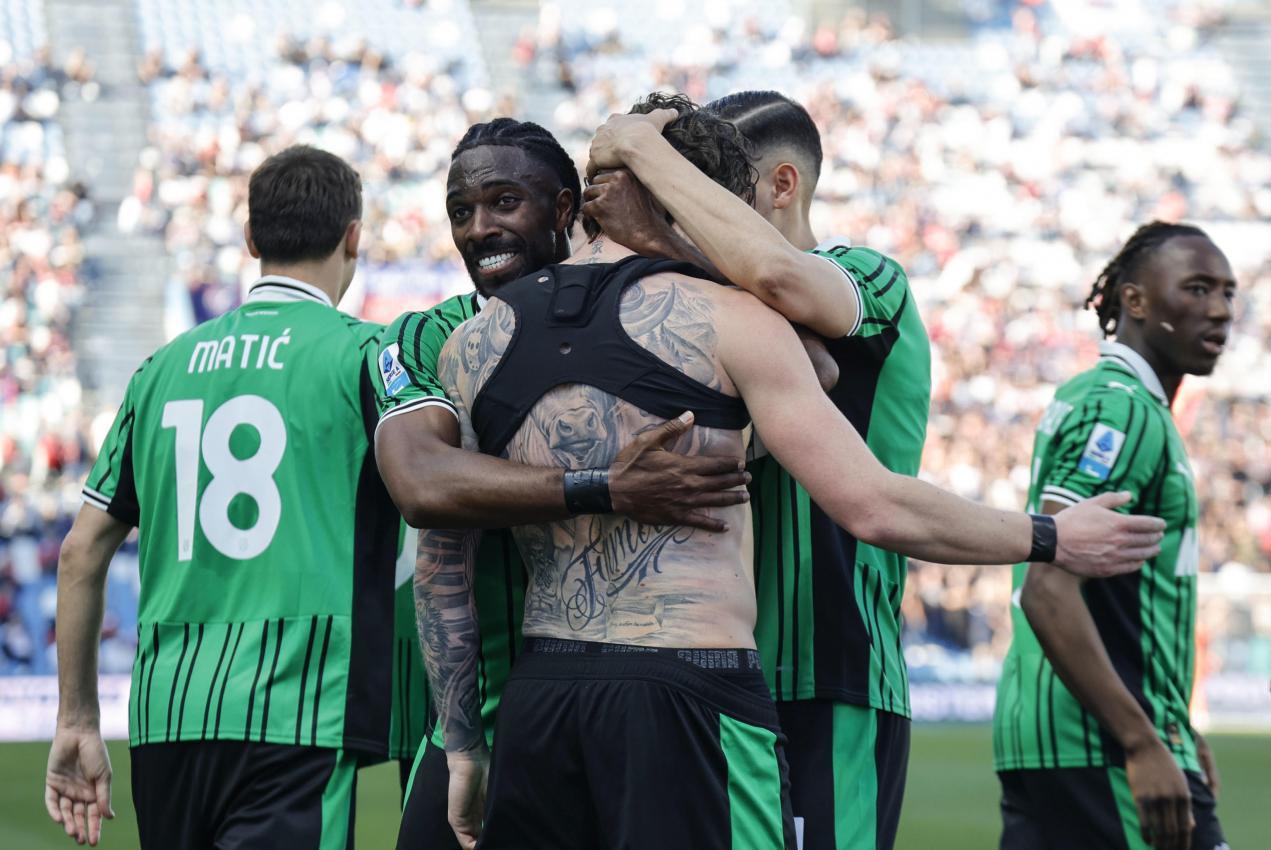 Pinamonti wird von seinem Teamkollegen geherzt. © ANSA / ELISABETTA BARACCHI