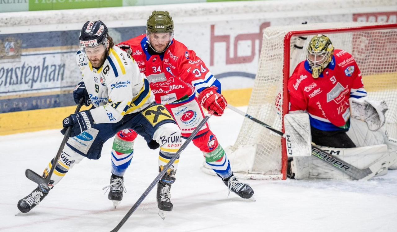 Räumt in der Defensive auf: Tobias Brighenti (Mitte). © Matthäus Kostner