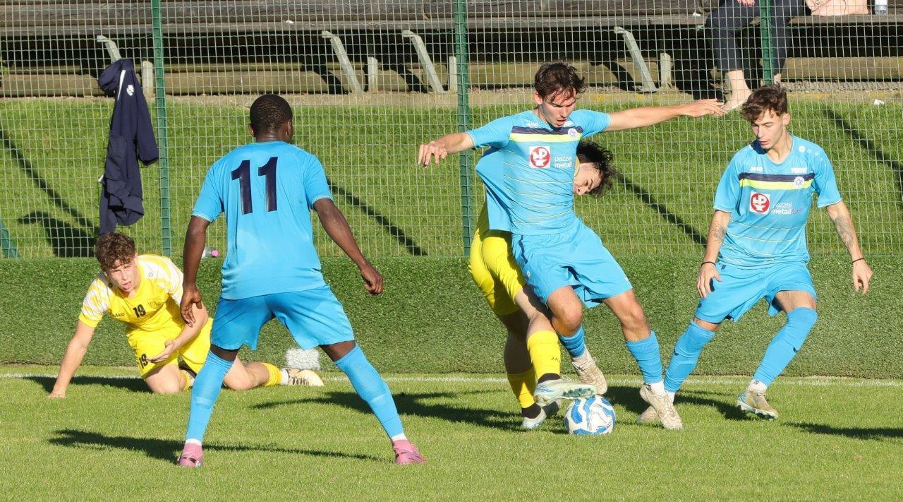 Stegen (in blau, hier gegen Gargazon) will unbedingt in der Landesliga bleiben. © David Laner