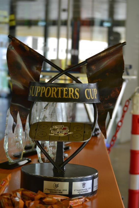 Um diese Trophäe geht es beim Supporters Cup.
