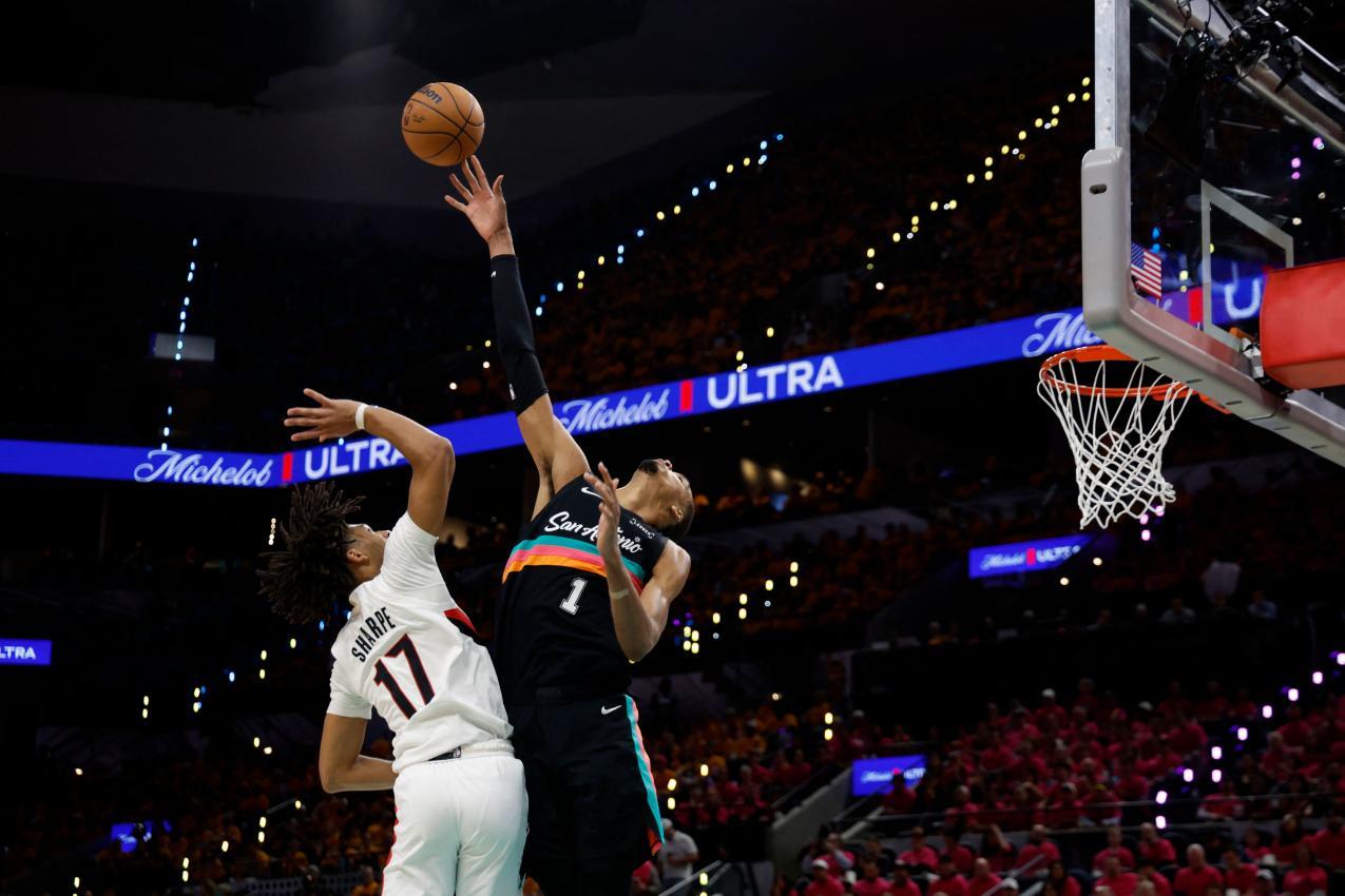 Victor Wembanyama (r.) ist kaum zu überwinden. © APA / RONALD CORTES