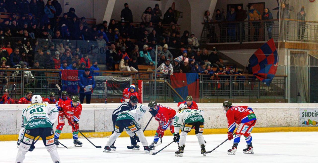 Volle Ränge in Gröden: Der HCG ist in der AlpsHL plötzlich Südtirols Zuschauer-Hochburg. © Giacomo Rossi