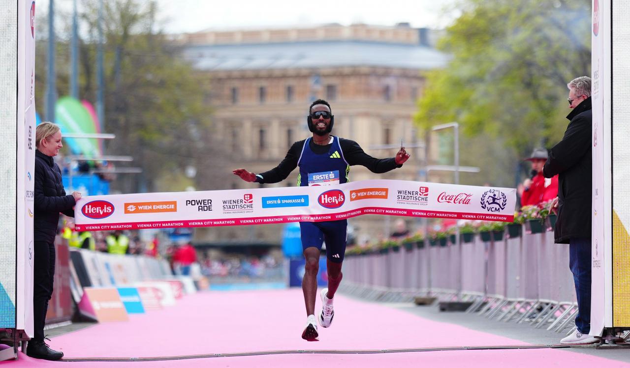 Vorjahressieger Haftamu Abadi beim Zieleinlauf. © APA / EVA MANHART