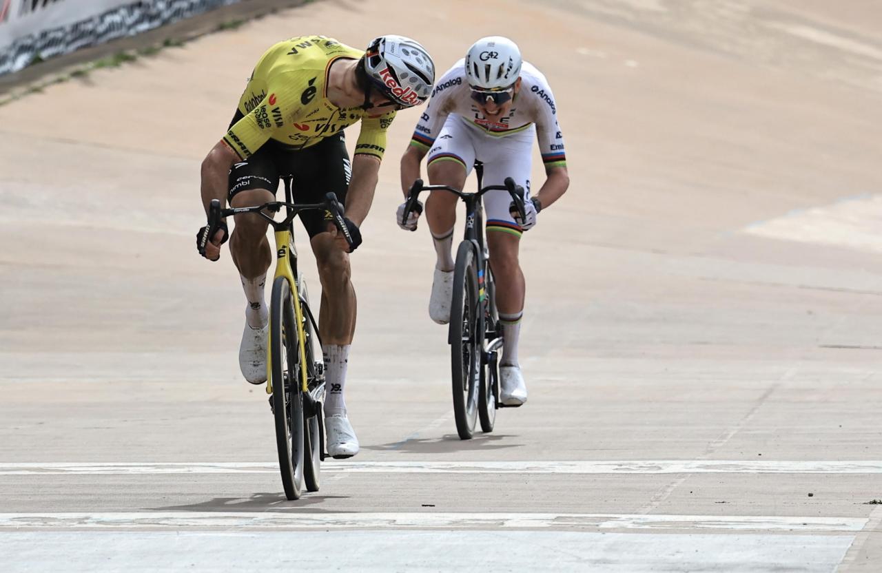 Wout van Aert (links) setzt sich im Zielsprint gegen Tadej Pogacar durch. © ANSA / CHRISTOPHE PETIT TESSON